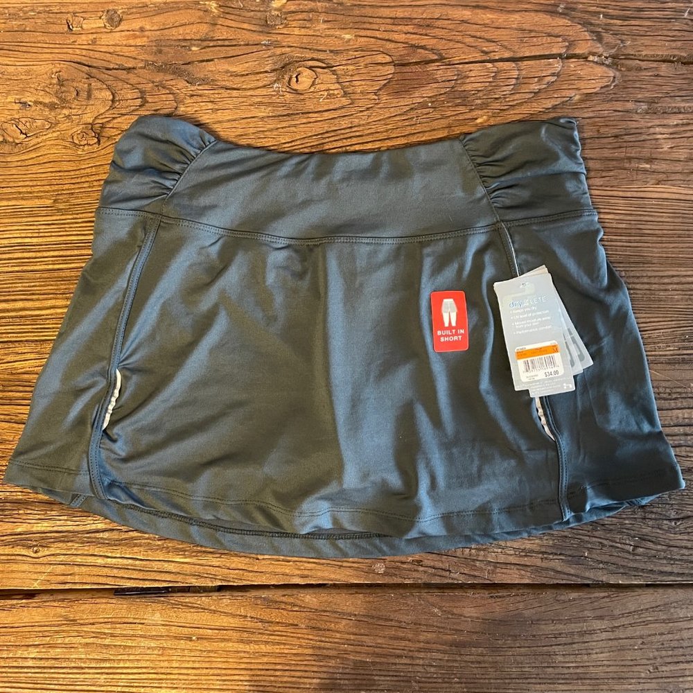 NWT Hind Tennis Skort/Skirt with built in shorts.  Size Medium